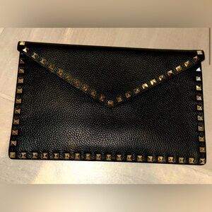 Valentino Garavani Rockstud Grainy Calfskin Envelope Clutch 💞